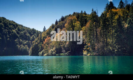 Die schöne Landschaft und das türkisfarbene Wasser der Seen von Plitvice Nationalpark in Kroatien Stockfoto