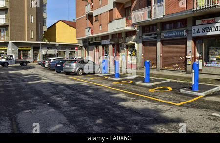 Turin, Italien, Piemont Juni 08 2018. Elektrische Autovermietung, Parkplatz mit schnellen Ladestationen. Stockfoto