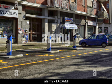 Turin, Italien, Piemont Juni 08 2018. Elektrische Autovermietung, Parkplatz mit schnellen Ladestationen. Stockfoto