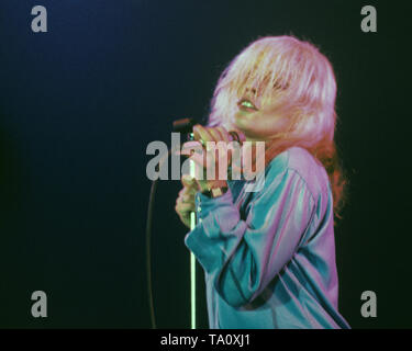 NIJMEGEN, Niederlande - 04. SEPTEMBER: Debbie Harry von Blondie führt live auf der Vereeniging in Nijmegen, Holland am 04. September 1978 (Foto von Gijsbert Hanekroot) *** Local Caption *** Debbie Harry von Blondie Stockfoto