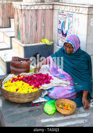 Frau mit Blume in Udaipur Stockfoto