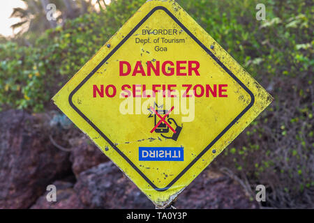 Ein Schild an einem Strand Warnung für selfies. Stockfoto