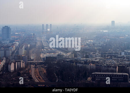 Misty Skyline von Berlin mit Freeway Stockfoto