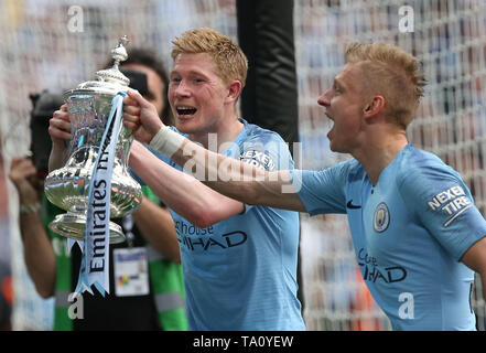 London, Großbritannien. 18. Mai 2019 von Manchester City Kevin De Bruyne und Oleksandr Sintschenko feiern mit dem FA Cup während der Emirate FA Cup Finale zwischen Manchester City und Watford im Wembley Stadion in London. 18. Mai 2019. Redaktionelle Verwendung. Keine Verwendung mit nicht autorisierten Audio-, Video-, Daten-, Spielpläne, Verein/liga Logos oder "live" Dienstleistungen. On-line-in-Match mit 120 Bildern beschränkt, kein Video-Emulation. Keine Verwendung in Wetten, Spiele oder einzelne Verein/Liga/player Publikationen. Credit: James Boardman/Alamy leben Nachrichten Stockfoto