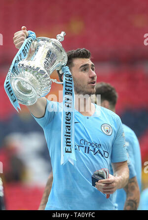 London, Großbritannien. 18. Mai 2019 von Manchester City Aymeric Laporte hält den FA Cup während der Emirate FA Cup Finale zwischen Manchester City und Watford im Wembley Stadion in London. 18. Mai 2019. Redaktionelle Verwendung. Keine Verwendung mit nicht autorisierten Audio-, Video-, Daten-, Spielpläne, Verein/liga Logos oder "live" Dienstleistungen. On-line-in-Match mit 120 Bildern beschränkt, kein Video-Emulation. Keine Verwendung in Wetten, Spiele oder einzelne Verein/Liga/player Publikationen. Credit: James Boardman/Alamy leben Nachrichten Stockfoto