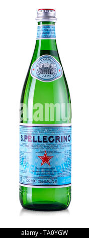 CHISINAU, REPUBLIK MOLDAU - 17. AUGUST 2017: Flasche San Pellegrino Wasser auf weißem Hintergrund. Die von Nestlé im Besitz seit 1997, San Pellegrino (auch S. Stockfoto