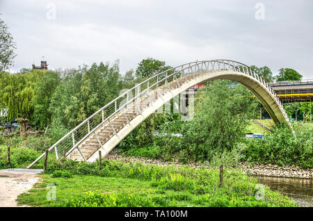 Nijmegen, Niederlande, 25. April 2019: Die Ooypoort Fußgängerbrücke aus Verbundmaterial, verbindet die Stadt mit ooijpolder Natur Reserv Stockfoto