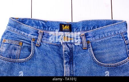 Chisinau, Republik Moldau am 17. Februar 2017: Nahaufnahme der Lee" auf der blauen Jeans. Lee Marke Jeans. Es ist ein amerikanischer Hersteller, im 1. Stockfoto