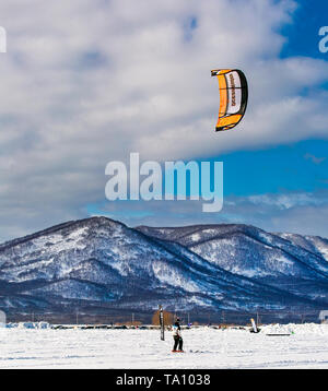 Kamtschatka, Russland - 11. März 2017: Winter sports Festival nowy Weg' in Kamtschatka. Winter kiten Wettbewerbe. Stockfoto