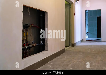 Flur in neu gebaute moderne Appartement Gebäude mit Einrichtungen Stockfoto