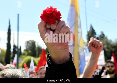 Protesters shout Slogans und Flags durchführen, wie sie Teil im Mai Tag Rallye, in Athen. Stockfoto