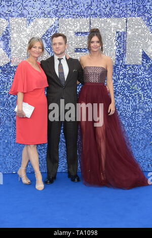 LONDON - 20. MAI 2019: Christine Egerton, Taron Egerton und Emily Thomas besucht die Rocketman Film Premiere Stockfoto
