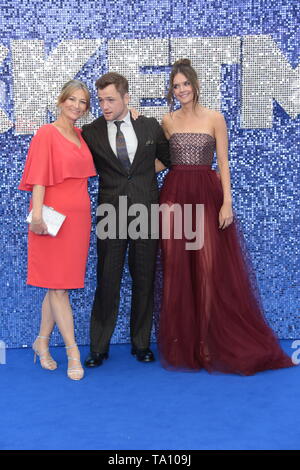 LONDON - 20. MAI 2019: Christine Egerton, Taron Egerton und Emily Thomas besucht die Rocketman Film Premiere Stockfoto