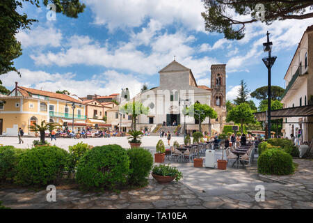 Cafe und Restaurants in Piazza Duomo Die maincentral Platz im Dorf Ravello über die Amalfi Küste in Kampanien Italien Stockfoto