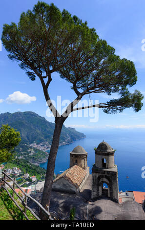 Amalfi Küste mit Kiefern- und Türme Aussicht von der Villa Rufolo in Ravello, in der Provinz Salerno, Italien Stockfoto