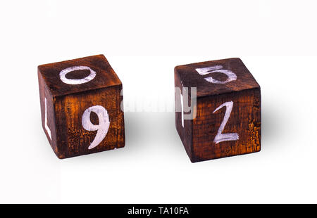 Holzwürfel mit Zahlen auf weißem Hintergrund Stockfoto