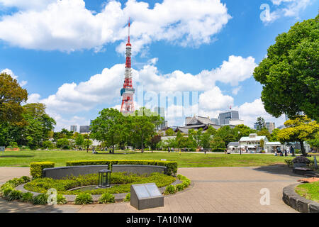 Tokyo Tower vom grünen Rasen in Shiba Park in Tokio, Japan. Stockfoto