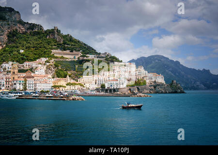 Der Steuerkurs des Schiffs, um die Bucht von Salerno und Tyrrhenische Meer von der Küstenstadt Amalfi an der Amalfiküste in Kampanien im Süden Italiens. Stockfoto