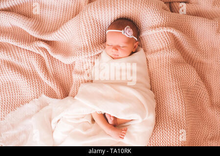 Süße Baby Mädchen schlafen im Bett Nahaufnahme. Guten Morgen. Kindheit. Stockfoto