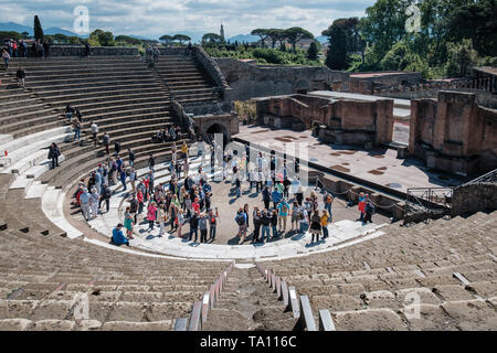 Touristen im Theater ausgegraben aus den Ruinen von Pompeji die antike römische Stadt in der Nähe von Neapel in der Region Kampanien Stockfoto