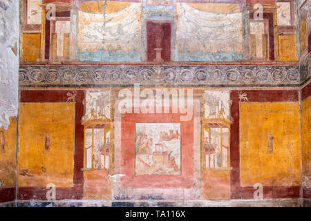 Ausgegrabenen römischen Fresko an der Wand einer Villa in Pompeji in der italienischen Region Kampanien. Stockfoto