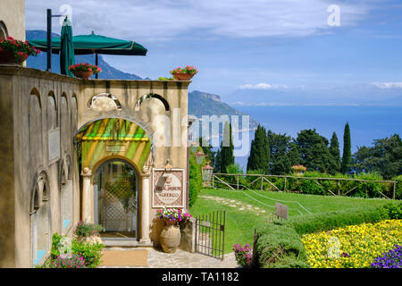 Villa Cimbrone Hotel (Albergo) in Ravello mit Blick auf die Amalfiküste und Golf von Salerno in Kampanien in Süditalien Stockfoto