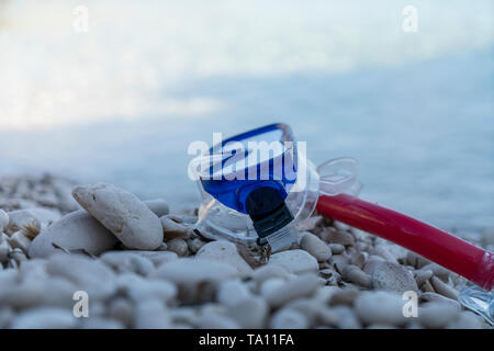 Tauchen Maske liegt auf einem weißen Stein Strand Stockfoto