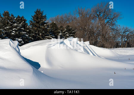 Winter Schneeverwehungen auf den Wiesen in der Nähe von Plum Coulee, Manitoba, Kanada. Stockfoto