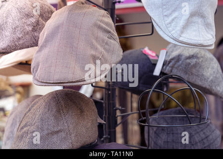 Nahaufnahme der einige Caps auf einem kleiden Rack Stockfoto