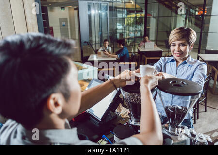 Barista an Kunde, Stockfoto