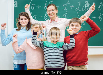 Schüler und Lehrer in der Klasse Zimmer Spaß an der Schule Stockfoto