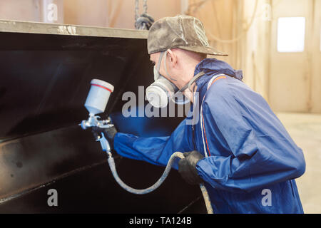 Varnisher in Industrial Metal Factory Stockfoto