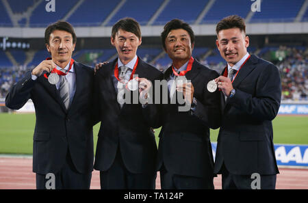 YOKOHAMA, Japan - 12. Mai: Die Sitzung begann mit einer Medaille Umverteilung Zeremonie für die Männer 4x100m Staffel bei den Olympischen Spielen 2008, bei denen die japanischen Quartett von Naoki Tsukahara, Shingo Suetsugu, Shinji Takahira und Nobuharu Asahara die Silbermedaille nach meiner Wahl zum zweiten Platz nach Jamaika's Disqualifikation empfangen. Während der Tag 2 des 2019 IAAF World Relais Meisterschaften an der Nissan Stadium am Sonntag, den 12. Mai 2019 in Yokohama, Japan. (Foto von Roger Sedres für die Iaaf) Stockfoto