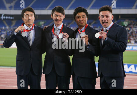 YOKOHAMA, Japan - 12. Mai: Die Sitzung begann mit einer Medaille Umverteilung Zeremonie für die Männer 4x100m Staffel bei den Olympischen Spielen 2008, bei denen die japanischen Quartett von Naoki Tsukahara, Shingo Suetsugu, Shinji Takahira und Nobuharu Asahara die Silbermedaille nach meiner Wahl zum zweiten Platz nach Jamaika's Disqualifikation empfangen. Während der Tag 2 des 2019 IAAF World Relais Meisterschaften an der Nissan Stadium am Sonntag, den 12. Mai 2019 in Yokohama, Japan. (Foto von Roger Sedres für die Iaaf) Stockfoto