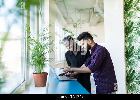 Business Partner im Büro arbeiten auf einem Computer Stockfoto