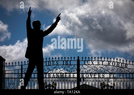 Die Statue zu ehemaligen Tranmere Rovers Spieler und Manager John King. Die Statue ist nur außerhalb des Stadion des Clubs, Prenton Park entfernt. Tranmere Rovers gewonnen Förderung zu EFL League 2 aus der Nationalen Liga über einen Play-off in der Saison 2017-8 und kehrte 12 Monate später, am 25. Mai zum Wembley Newport County für einen Platz in der EFL-Liga eine zu Gesicht. Stockfoto