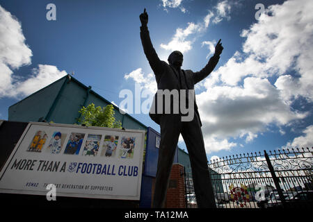 Ein Mann vorbei gehen. die Statue zu ehemaligen Tranmere Rovers Spieler und Manager John King. Die Statue ist nur außerhalb des Stadion des Clubs, Prenton Park entfernt. Tranmere Rovers gewonnen Förderung zu EFL League 2 aus der Nationalen Liga über einen Play-off in der Saison 2017-8 und kehrte 12 Monate später, am 25. Mai zum Wembley Newport County für einen Platz in der EFL-Liga eine zu Gesicht. Stockfoto