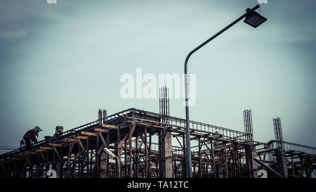 Die Baustelle auf der Schwerindustrie und Sicherheitskonzept zu arbeiten Stockfoto