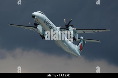 Montreal, Kanada, 20. Mai 2019 Air Canada Express, die gegen den grauen Himmel in Montreal, Quebec, Kanada. Credit: Mario Beauregard/Alamy leben Nachrichten Stockfoto