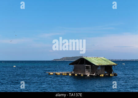 BALI, Indonesien - Dezember 01, 2013: Schwimmende Holz- Haus an der Küste von Lombok. Stockfoto