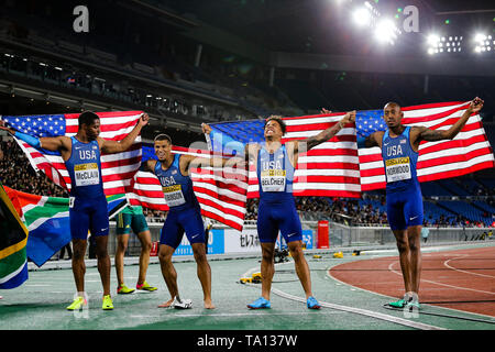 YOKOHAMA, Japan - 12. Mai: Remontay McClain, Bryce Robinson, Christopher Belcher und Vernon Norwood der USA, nachdem Sie die mens 4 x 200 m Staffel finale während der Tag 2 des 2019 IAAF World Relais Meisterschaften an der Nissan Stadium gewonnen am Sonntag, den 12. Mai 2019 in Yokohama, Japan. (Foto von Roger Sedres für die Iaaf) Stockfoto