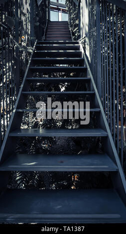 Metall Treppe für Step up, an bewegen, bleiben Sie up Konzept Idee. Architektur Design. Stockfoto