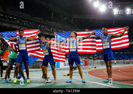 YOKOHAMA, Japan - 12. Mai: Remontay McClain, Bryce Robinson, Christopher Belcher und Vernon Norwood der USA, nachdem Sie die mens 4 x 200 m Staffel finale während der Tag 2 des 2019 IAAF World Relais Meisterschaften an der Nissan Stadium gewonnen am Sonntag, den 12. Mai 2019 in Yokohama, Japan. (Foto von Roger Sedres für die Iaaf) Stockfoto