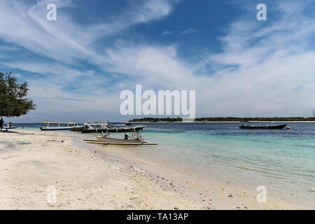 GILI AIR, Indonesien - Dezember 01, 2013: Sandstrand mit Booten auf Gili Trawangan. Die grösste der drei beliebtesten Inseln in der Nähe von Lombok, indoniesia. Stockfoto