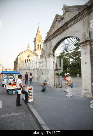 Cuernavaca, Morelos, Mexiko - 2019: Verkaufen Sie lokale Produkte vor der Kapelle und die Kathedrale La Asuncion. Stockfoto