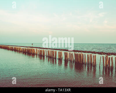 Blaues Wasser und Himmel Hintergrund. Clam und Ruhe. hölzerne Stange gegen die Welle im Meer. Natur wunderschön. Frische Luft. Stockfoto