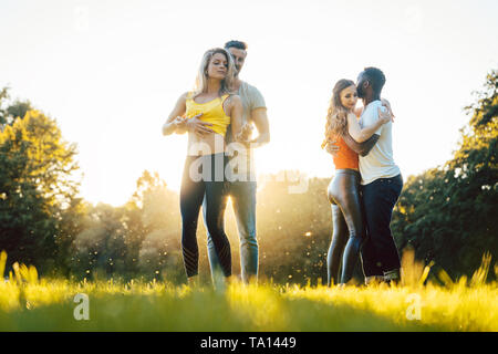 Gruppe von Menschen tanzen Kizomba im Sonnenuntergang Stockfoto