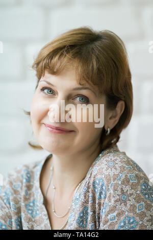 Frau mittleren Alters closeup im Cafe schön lächeln Stockfoto