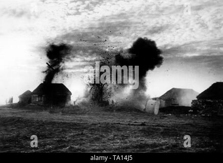 Deutsche Soldaten bombardieren ein Dorf in Russland. Stockfoto