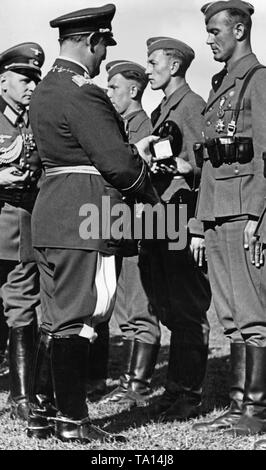 Foto von Feldmarschall Allgemein, Hermann Göring, während er die Vergabe ist die spanische Golden Cross und des Spanischen Goldenen Kreuz mit brillants Zurück zu Pilot Offiziere der Legion Condor während einer Siegesparade im Hamburger Moorweide am Dammtor. Die Offiziere sind bereits das Tragen der spanischen Militär Medaille (links) und die Medaille für die Kampagne (Medalla de la Campana) (auf der rechten Seite). Stockfoto